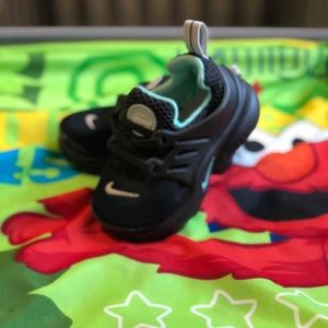 NEW Never worn Unisex Sneakers